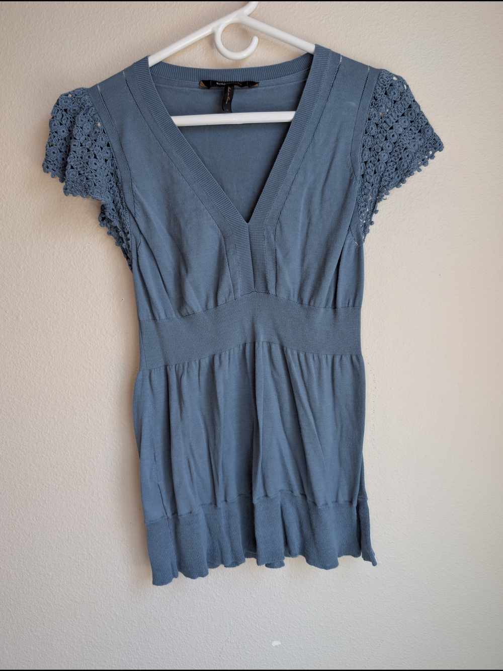 BCBGMaxAzria V-Neck Knit Tunic with Crochet Cap Sleeves Women's Size M